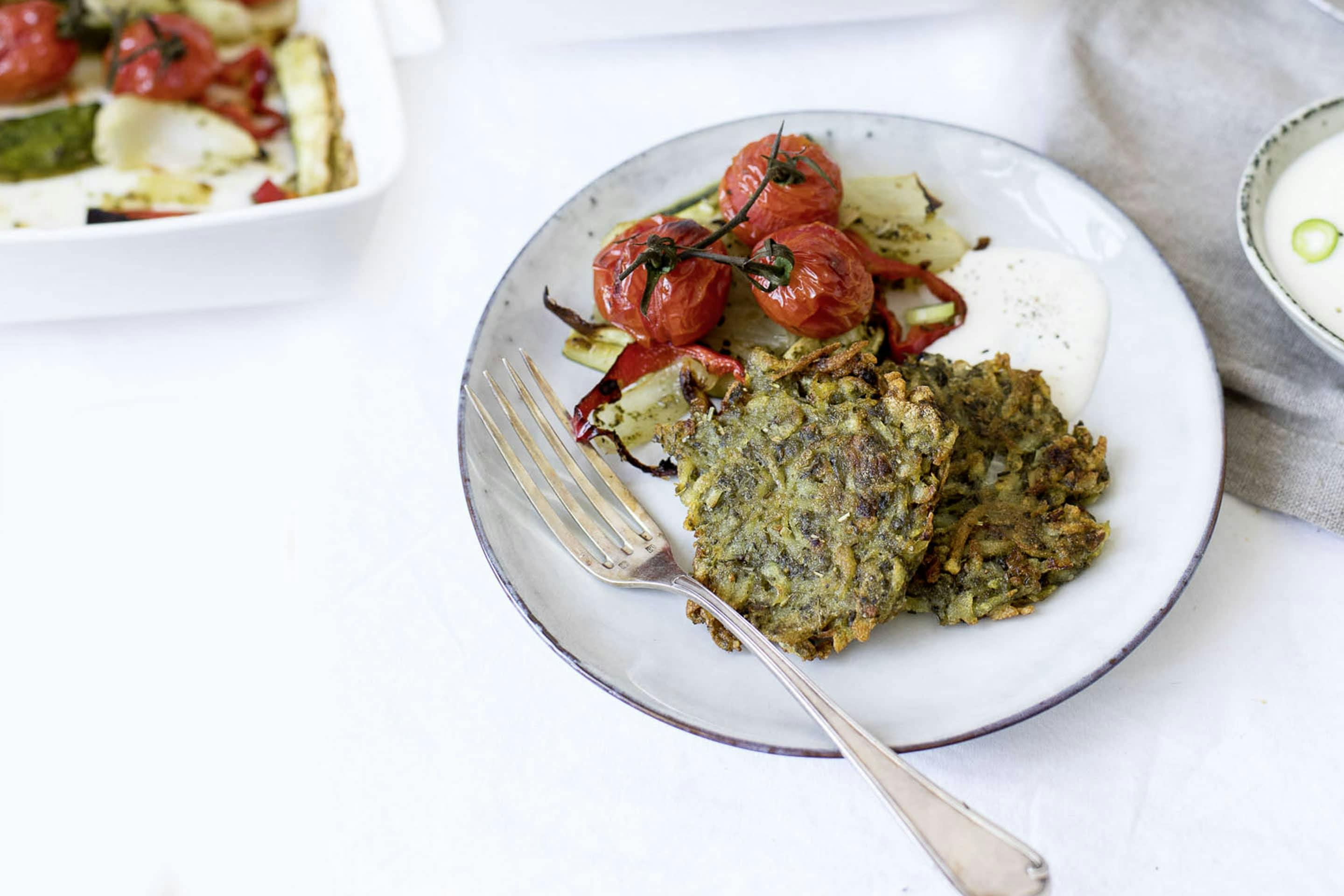 VEGGY-Classic-Kartoffelpuffer mit Ofengemüse und Sour Cream