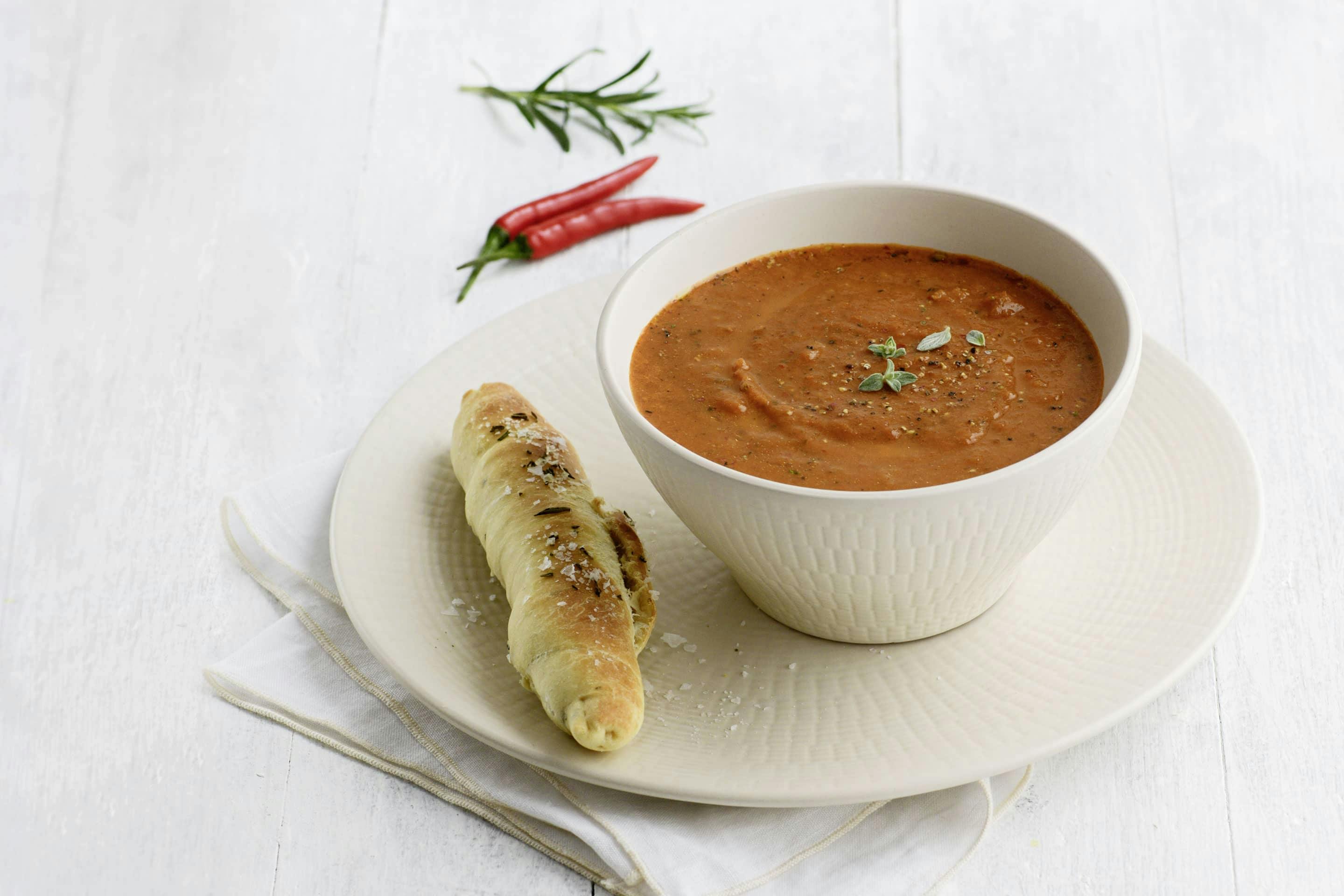 Scharfe VEGGY Hot+Spicy Tomaten-Karottensuppe mit Rosmarinstangerl