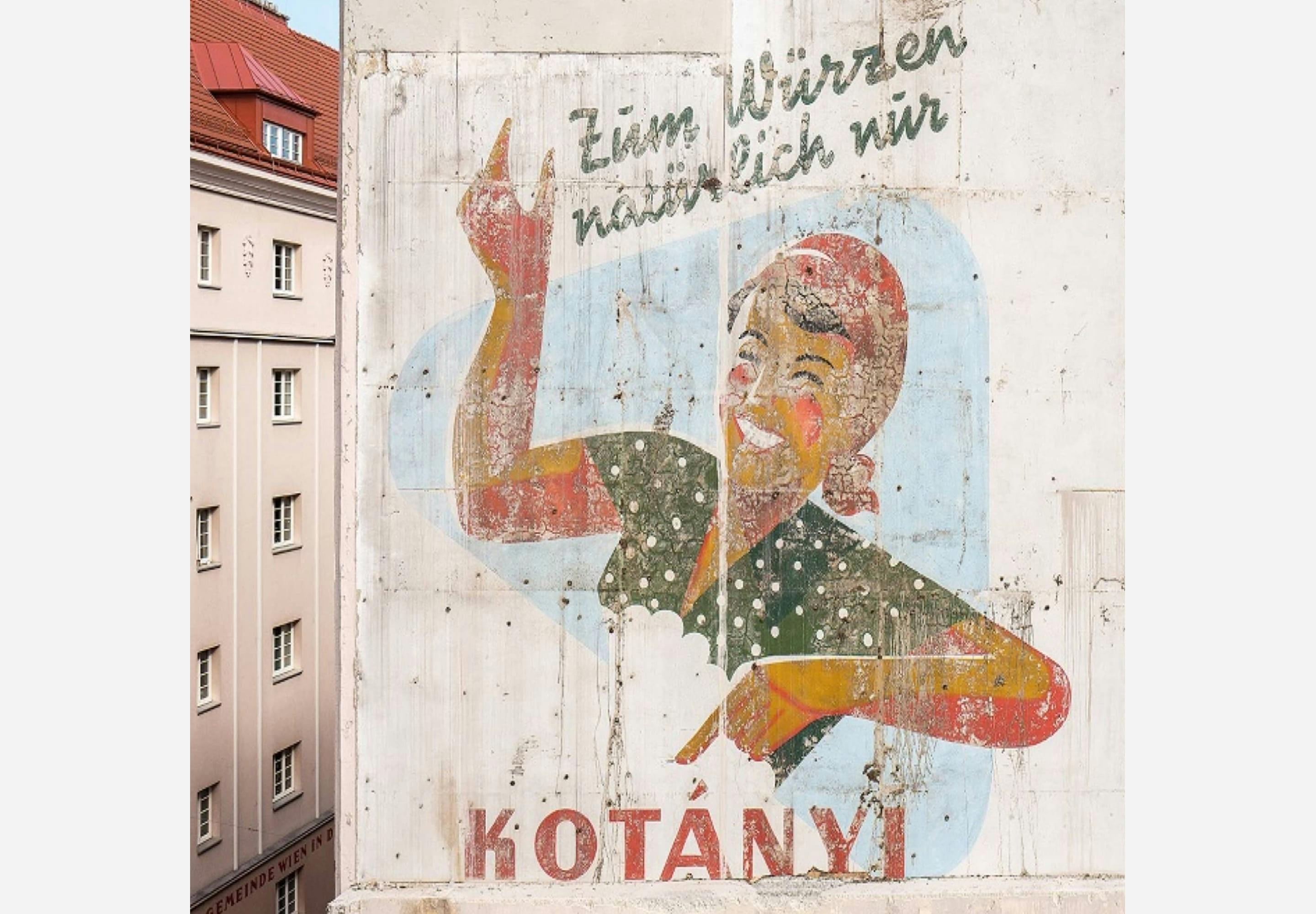 Egy bécsi épület homlokzata Kotányi reklámmal.