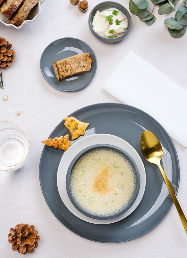 Egy tál zelleres-gesztenyés leves ünnepi ánizsos süteménnyel.